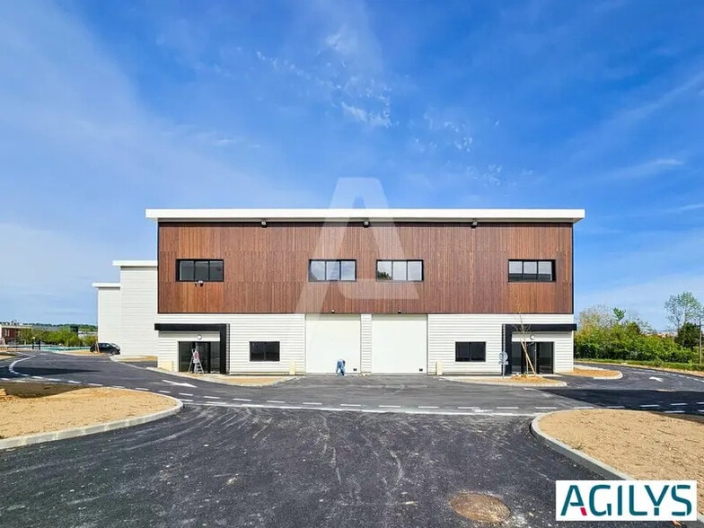 Local d'activités dans Ollainville à vendre - Photo de l’immeuble – Image 2 sur 12