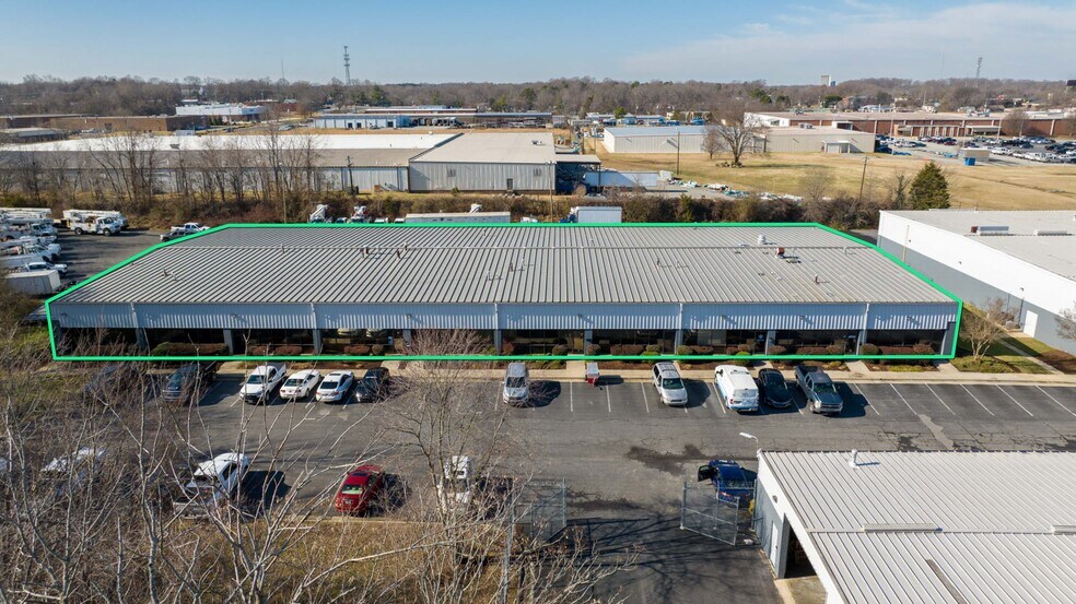 205 Creek Ridge Rd, Greensboro, NC à louer - Photo principale – Image 1 sur 9