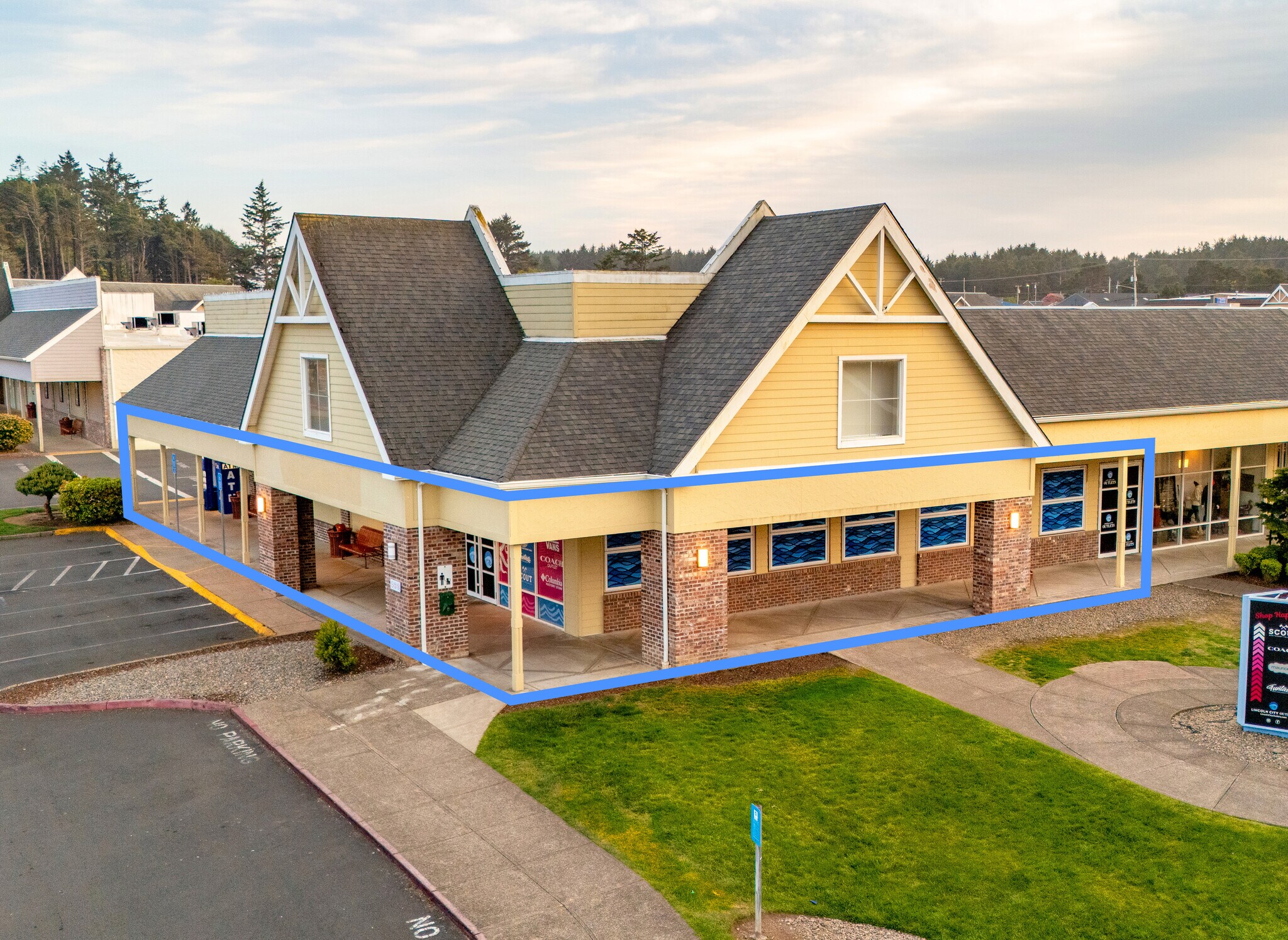 1500 SE East Devil's Lake Rd, Lincoln City, OR à louer Photo de l’immeuble– Image 1 sur 9