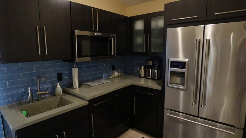 710 E 64th St, Indianapolis, IN à vendre - Vidéo sur l’annonce professionnelle – Image 2 sur 45