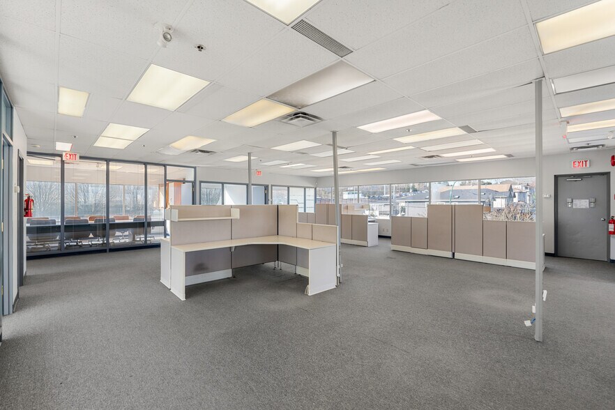 2800 Ingleton Av, Burnaby, BC à louer - Photo de l’immeuble – Image 2 sur 14