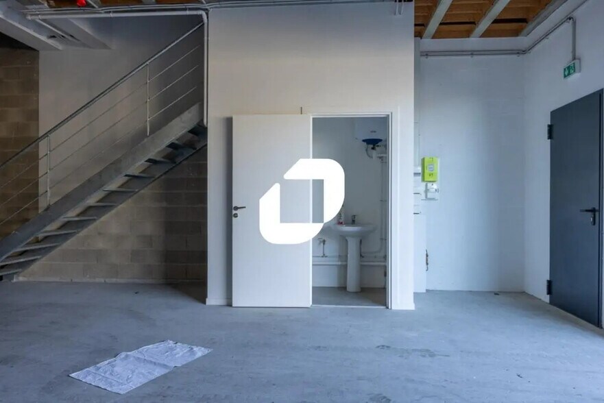 Local d’activités dans Ozoir-la-Ferrière à louer - Photo de l’immeuble – Image 3 sur 11