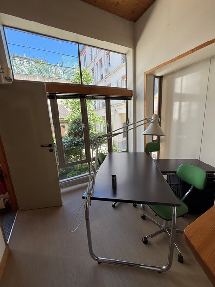 17 Rue Burq, Paris à louer - Photo de l’immeuble – Image 2 sur 7