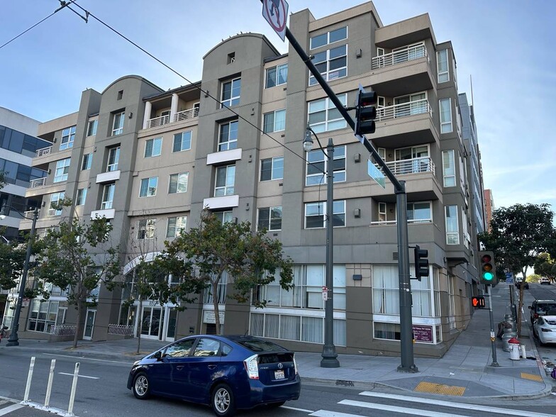 851 Van Ness Ave, San Francisco, CA à louer - Photo de l’immeuble – Image 1 sur 12