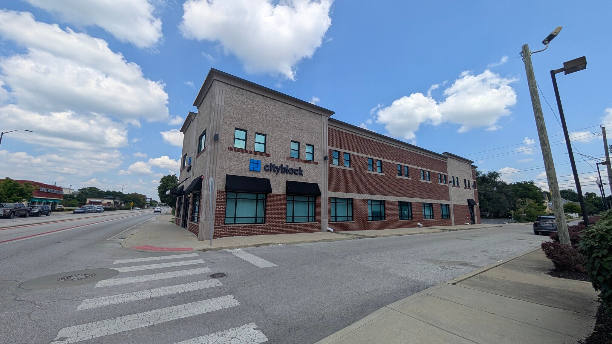2301 N Meridian St, Indianapolis, IN à louer Photo de l’immeuble– Image 1 sur 14