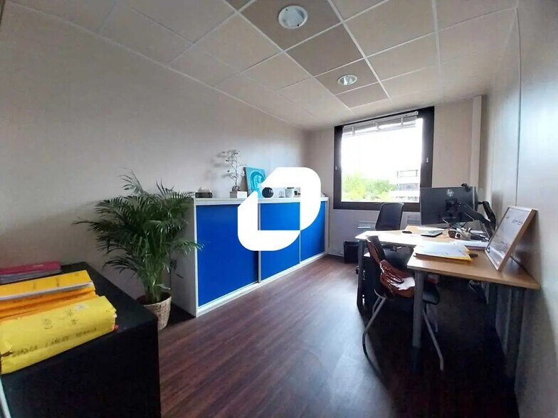 Bureau dans Montigny-le-Bretonneux à vendre - Photo de l’immeuble – Image 2 sur 11