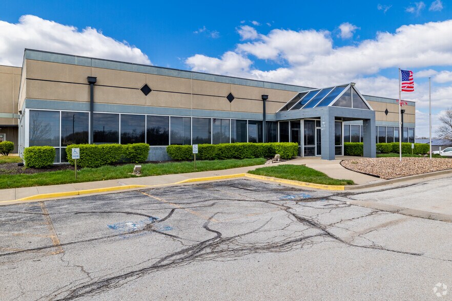 7910 Hedge Lane Ter, Lenexa, KS à vendre - Photo principale – Image 2 sur 8