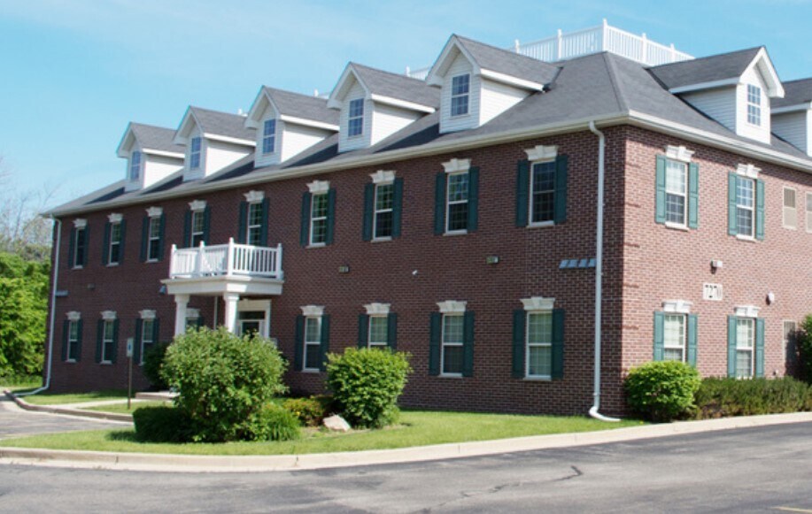 7270 S 13th St, Oak Creek, WI à louer - Photo principale – Image 3 sur 7