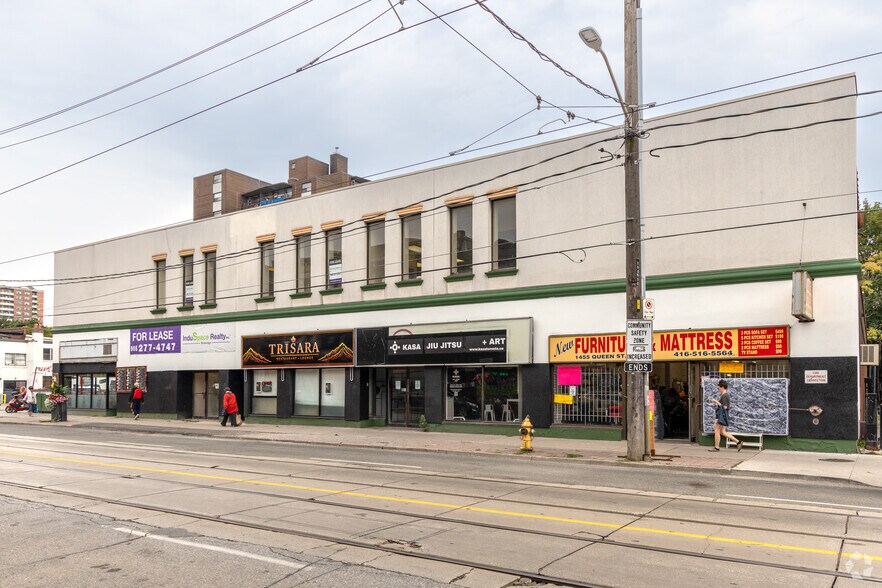 1449-1455 Queen St W, Toronto, ON à louer - Photo de l’immeuble – Image 2 sur 2