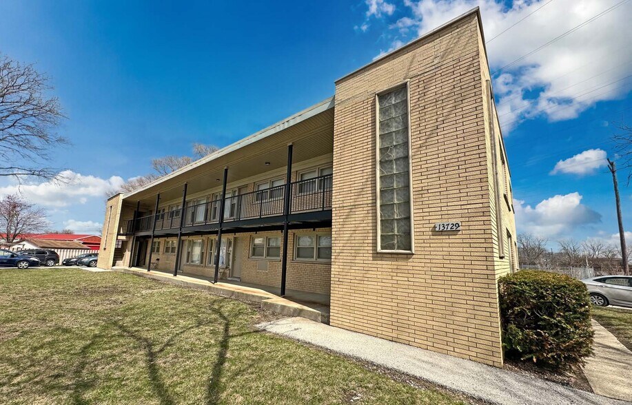 13729 S Brainard Ave, Chicago, IL à vendre - Photo de l’immeuble – Image 1 sur 10