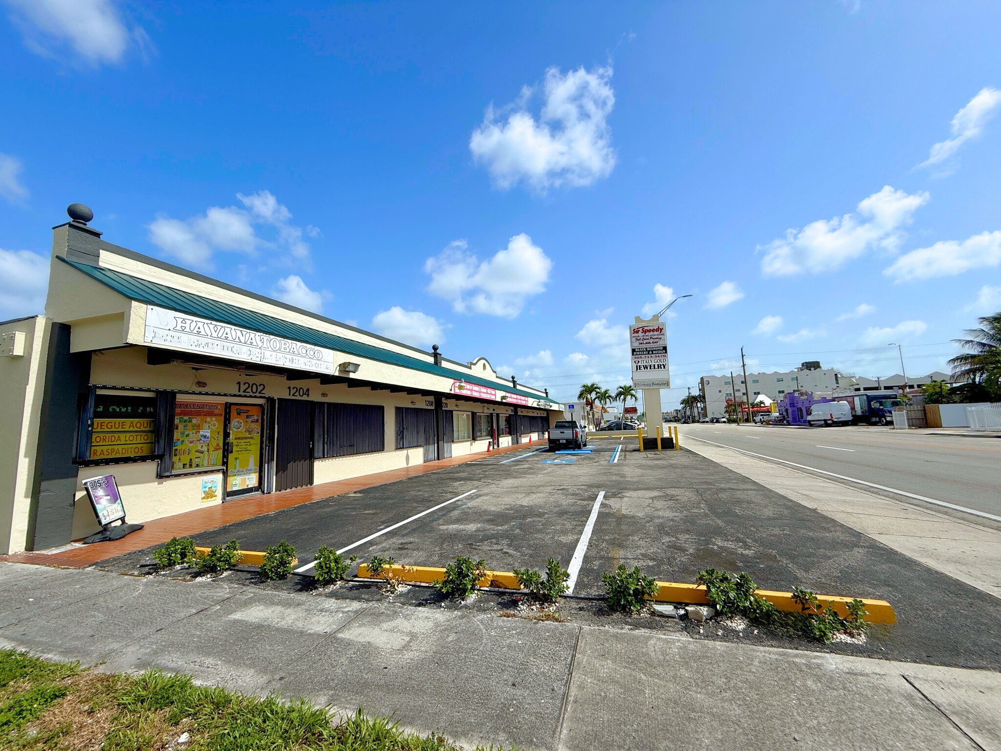 1200-1240 E 4th Ave, Hialeah, FL à louer Photo intérieure– Image 1 sur 3