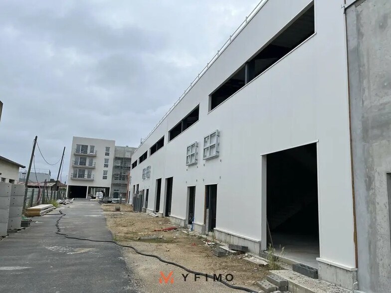 Local d’activités dans Aubergenville à louer - Photo de la construction – Image 2 sur 5