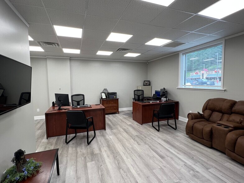 1116 Old Logan rd, Logan, WV à louer - Photo de l’immeuble – Image 3 sur 14