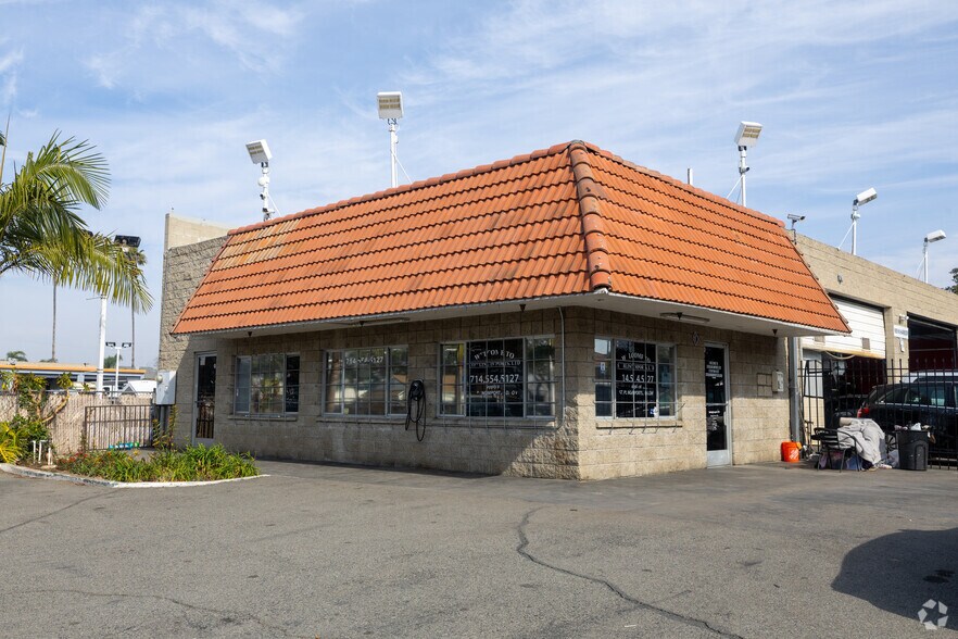909 N Harbor Blvd, Santa Ana, CA à louer - Photo principale – Image 1 sur 15