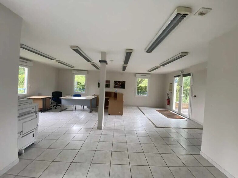 Local d'activités dans VAL-DE-REUIL à vendre - Photo de l’immeuble – Image 1 sur 7