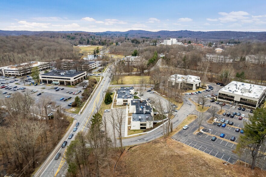 101 S Bedford Rd, Mount Kisco, NY à vendre - Photo de l’immeuble – Image 2 sur 13