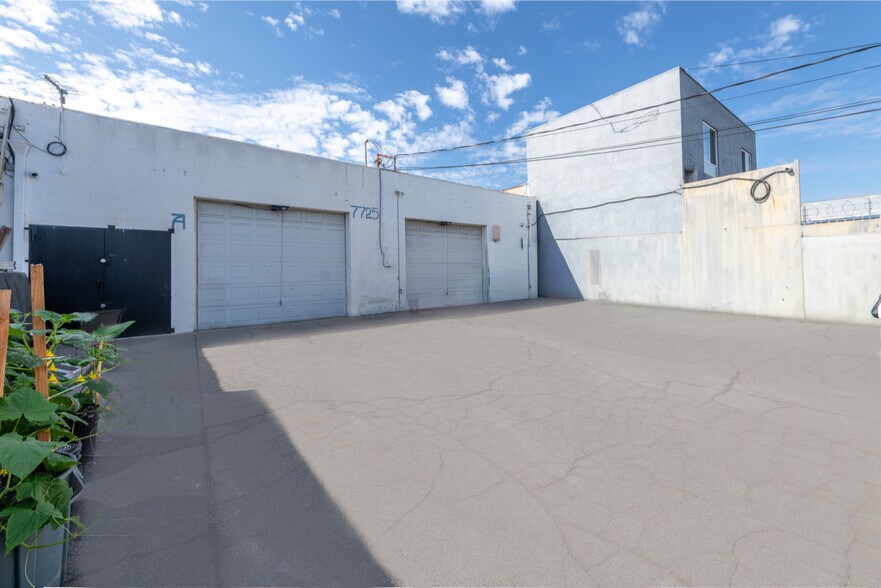 7725 Deering Ave, Canoga Park, CA à vendre - Photo de l’immeuble – Image 3 sur 6