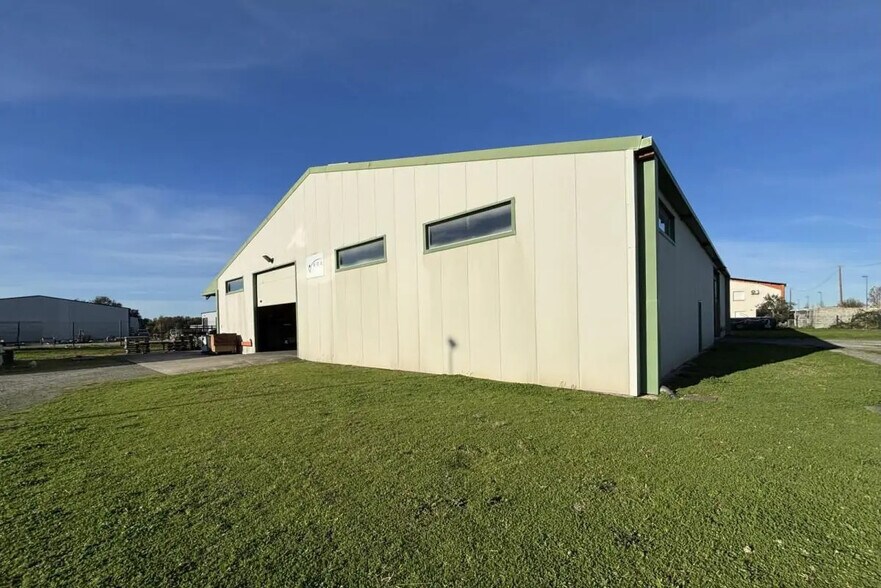 Local d'activités dans Noé à vendre - Photo de l’immeuble – Image 3 sur 20