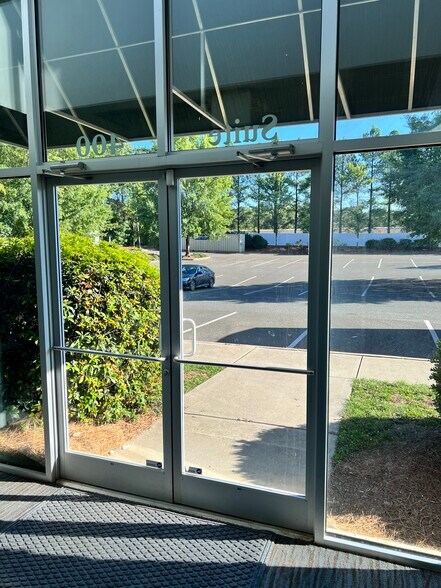 10624 Metromont Pky, Charlotte, NC à louer - Photo de l’immeuble – Image 3 sur 16