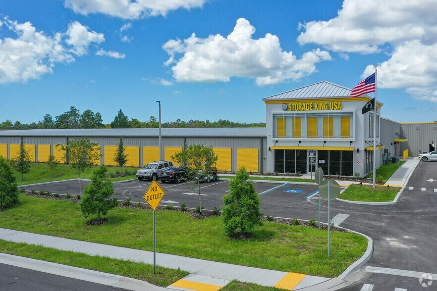 3617 Commercial Way, Spring Hill, FL à louer - Photo de l’immeuble – Image 3 sur 11