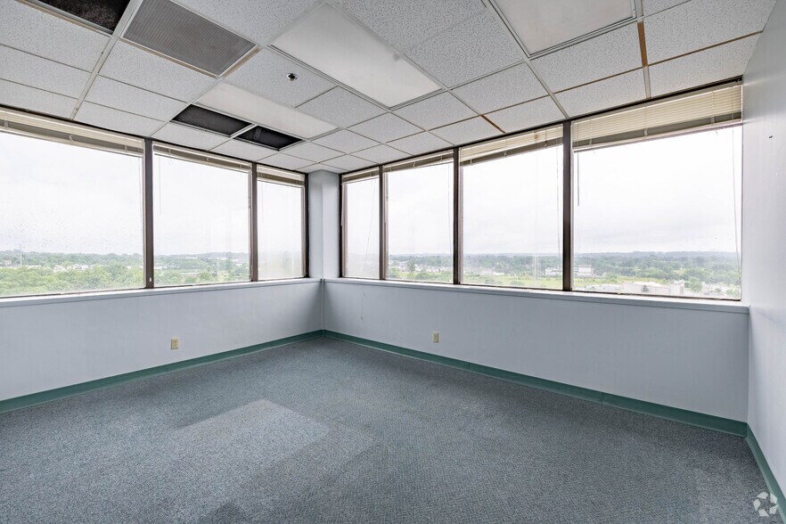 7162 Reading Rd, Cincinnati, OH à louer - Photo intérieure – Image 3 sur 20