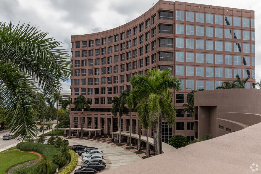 5200 Waterford District Dr, Miami, FL à louer - Photo de l’immeuble – Image 2 sur 14