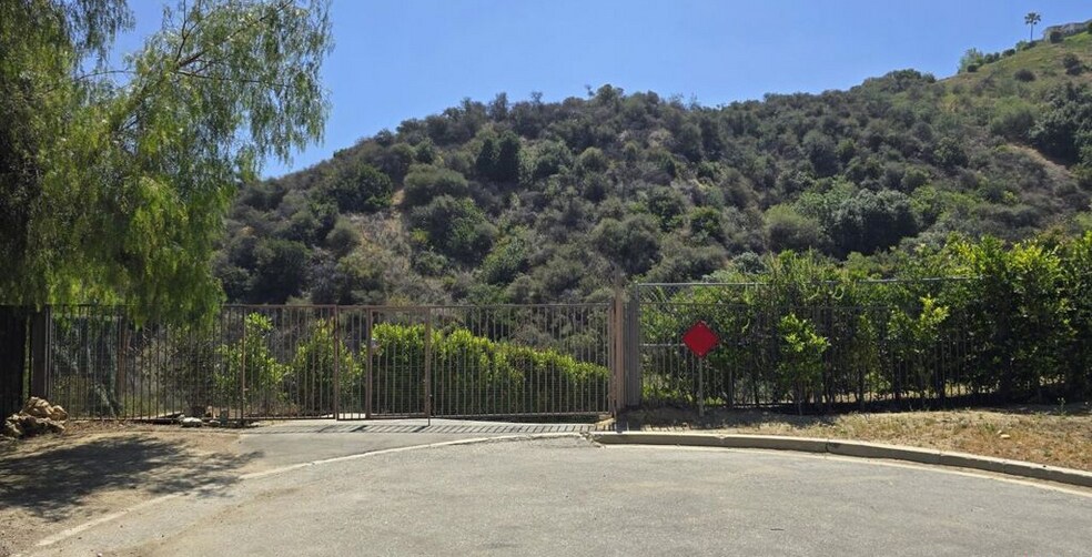 3 Ambar Dr, Woodland Hills, CA à vendre - Photo principale – Image 1 sur 17