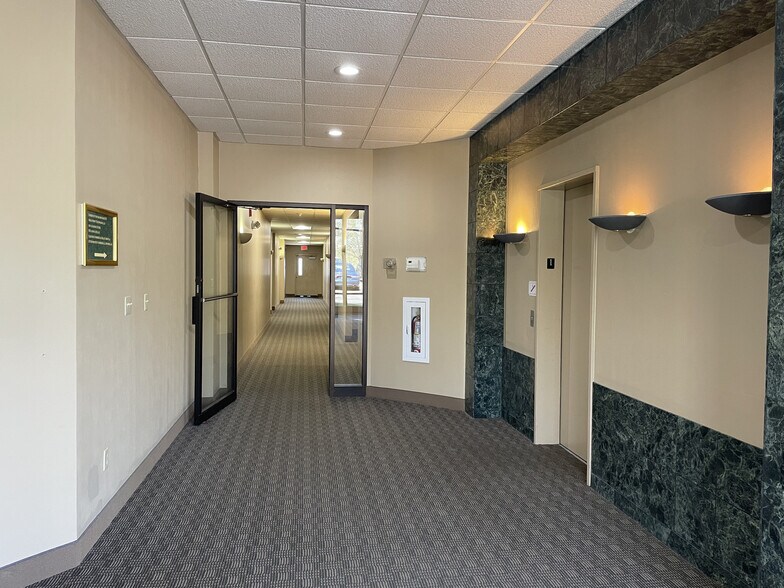 520 Columbia Dr, Johnson City, NY à louer - Photo de l’immeuble – Image 3 sur 4