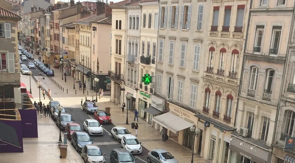 531 Rue Loyson De Chastelus, Villefranche-sur-Saône à louer - Photo de l’immeuble – Image 2 sur 4