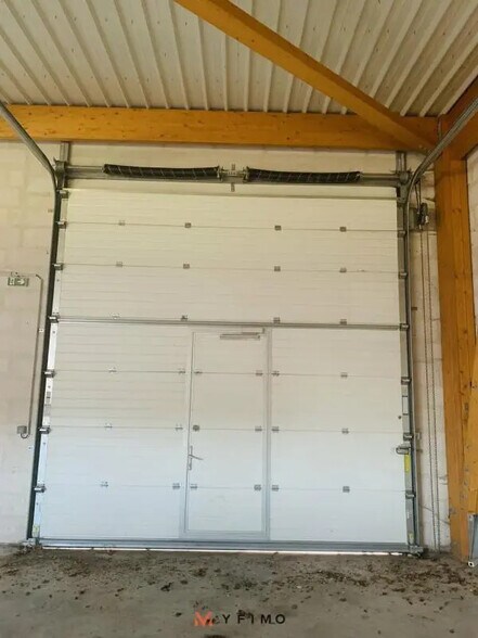 Local d’activités dans CARRIÈRES-SOUS-POISSY à louer - Photo de l’immeuble – Image 2 sur 4