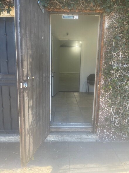 1729 S Santee St, Los Angeles, CA à louer - Photo de l’immeuble – Image 3 sur 8