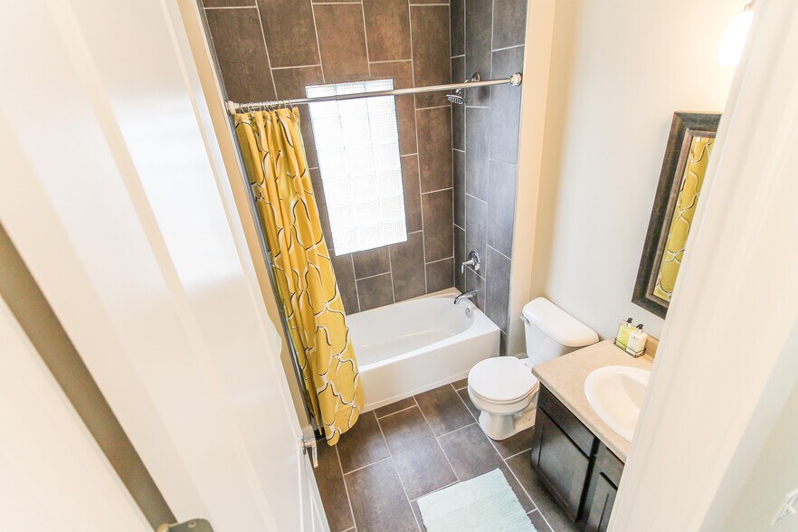 2108 Vinton St, Omaha, NE à vendre - Photo intérieure – Image 2 sur 4