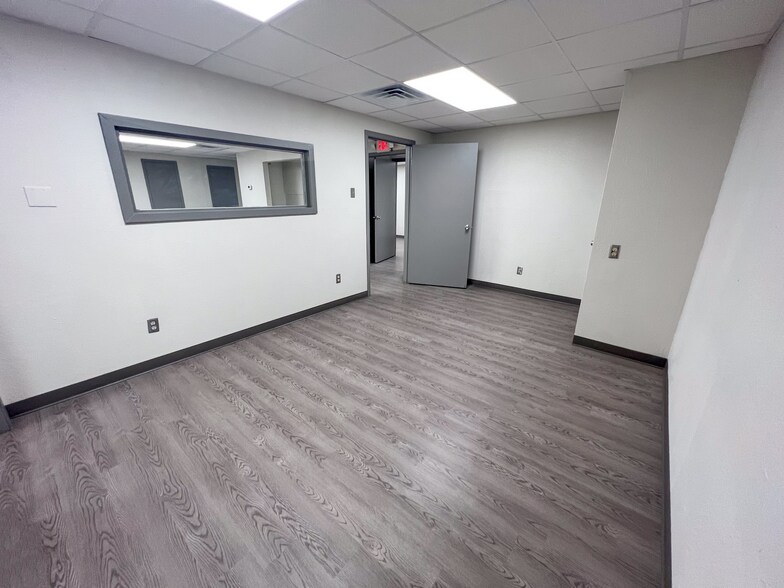 107 W Turbo Dr, San Antonio, TX à louer - Photo de l’immeuble – Image 3 sur 9