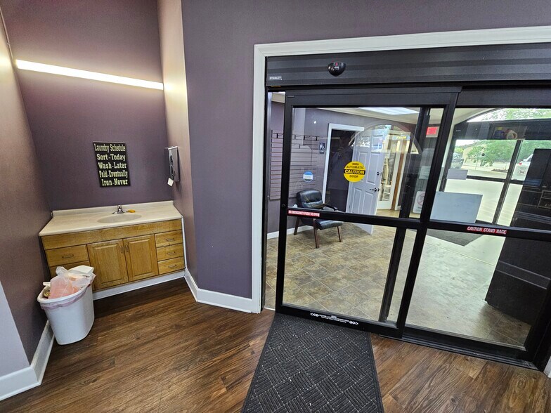 1120 Westport Dr, Manhattan, KS à vendre - Photo de l’immeuble – Image 2 sur 7