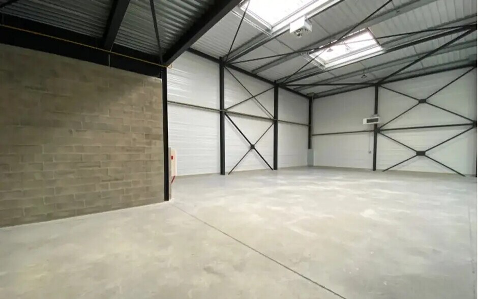Local d'activités dans Persan à vendre - Photo de l’immeuble – Image 3 sur 22