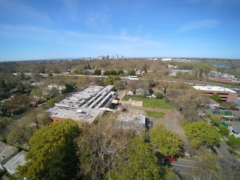 320-350 Alhambra Blvd, Sacramento, CA à vendre - Photo de l’immeuble – Image 2 sur 8