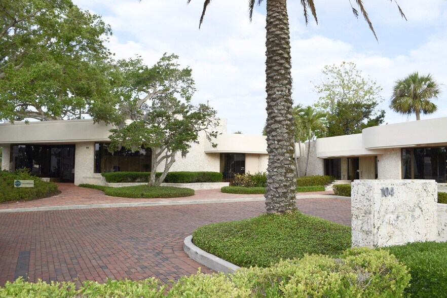 100-104 Riverside Dr, New Smyrna Beach, FL à louer - Photo de l’immeuble – Image 1 sur 91