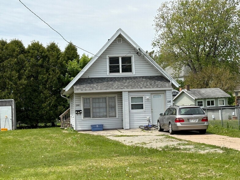 1241 Spruce St, Oshkosh, WI à vendre - Photo principale – Image 1 sur 1