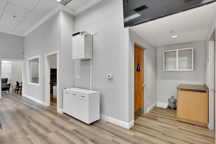 4690 Duckhorn Dr, Sacramento, CA à vendre - Photo de l’immeuble – Image 2 sur 18