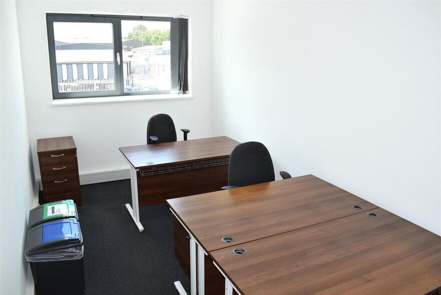 43 Oakwood Hl, Loughton à louer - Photo de l’immeuble – Image 1 sur 2