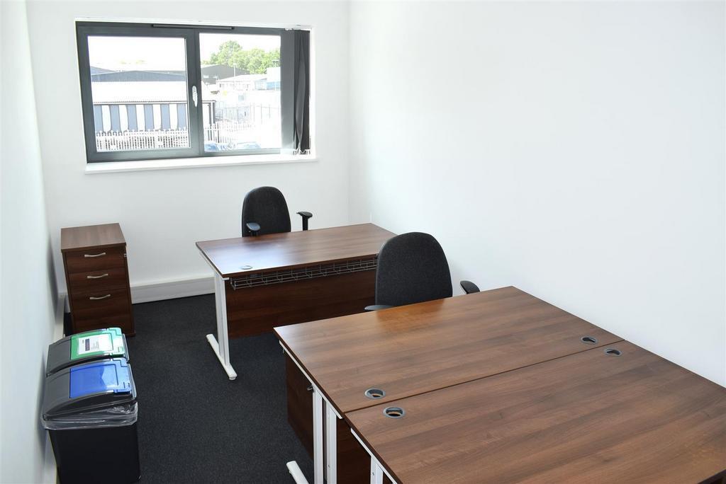43 Oakwood Hl, Loughton à louer Photo de l’immeuble– Image 1 sur 3