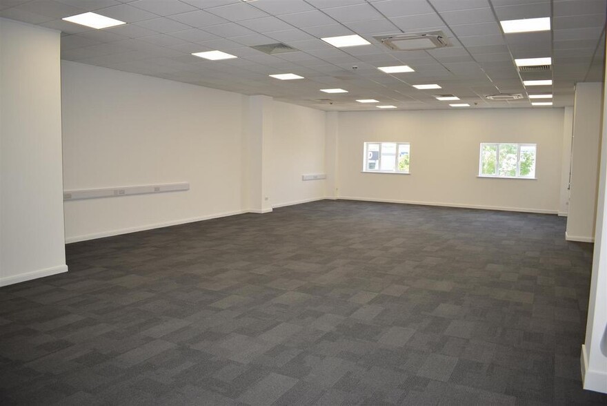 214-215 Langston Rd, Loughton à louer - Photo de l’immeuble – Image 2 sur 46