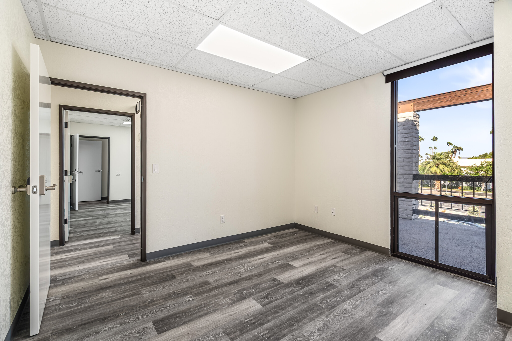 2825 E Tahquitz Canyon Way, Palm Springs, CA à louer Photo intérieure– Image 1 sur 2