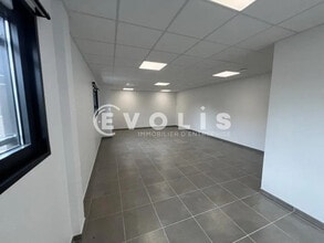 Bureau dans Janneyrias à louer Photo intérieure– Image 1 sur 3