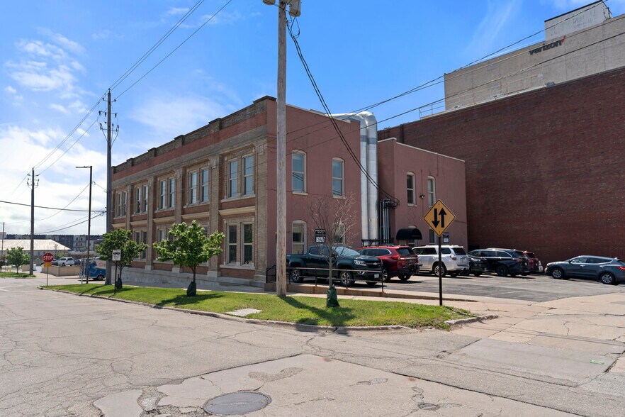 526 2nd Ave SE, Cedar Rapids, IA à vendre - Photo de l’immeuble – Image 2 sur 50