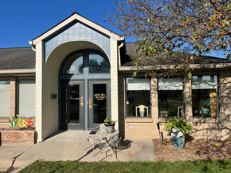 305 N Pontiac Trail, Walled Lake, MI à louer - Photo de l’immeuble – Image 3 sur 8