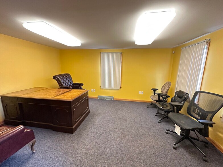 799 Front St, Chicopee, MA à vendre - Photo de l’immeuble – Image 2 sur 17