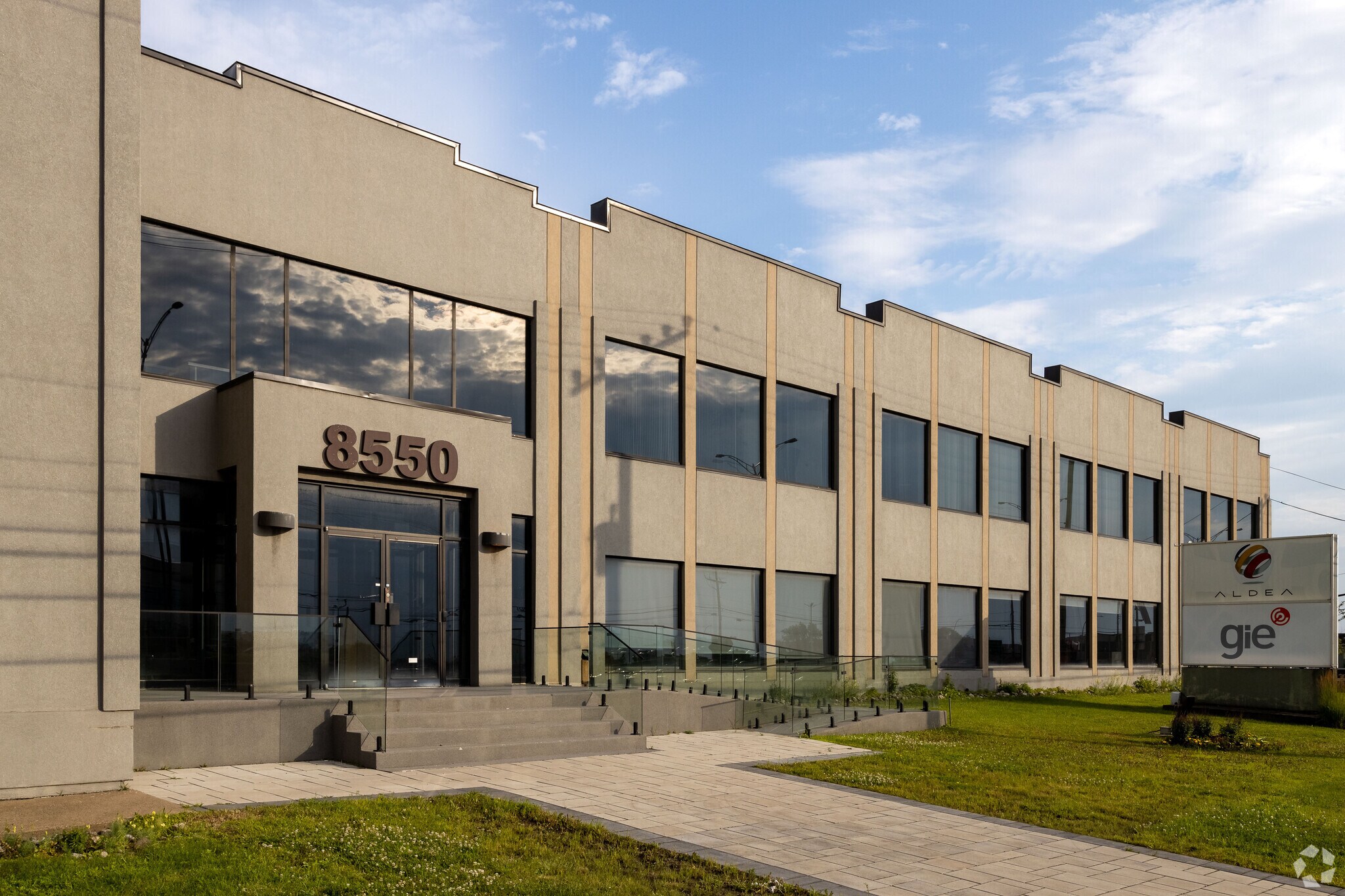 8550 Ch De La Côte-De-Liesse, Montréal, QC à louer Photo principale– Image 1 sur 11