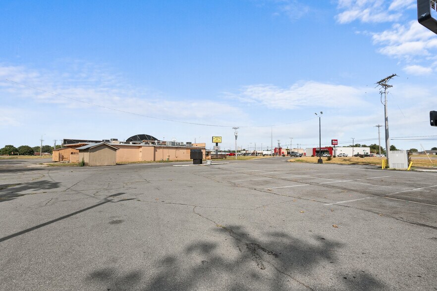 1105 S Main St, Sikeston, MO à louer - Photo de l’immeuble – Image 2 sur 18