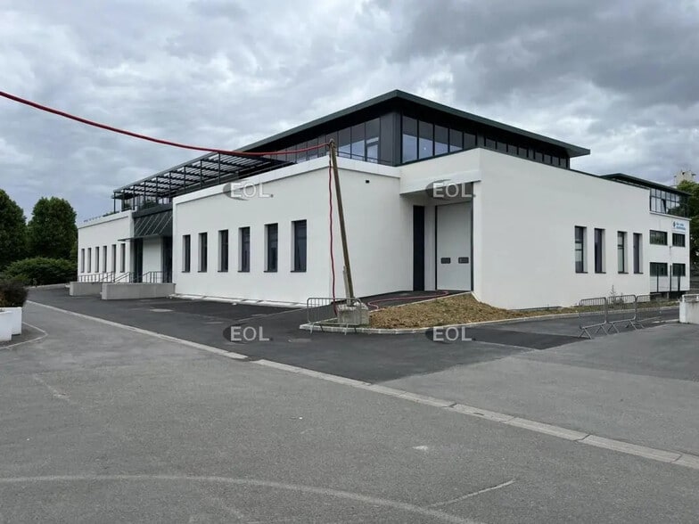Local d’activités dans Villeneuve-la-Garenne à louer - Photo de l’immeuble – Image 1 sur 10